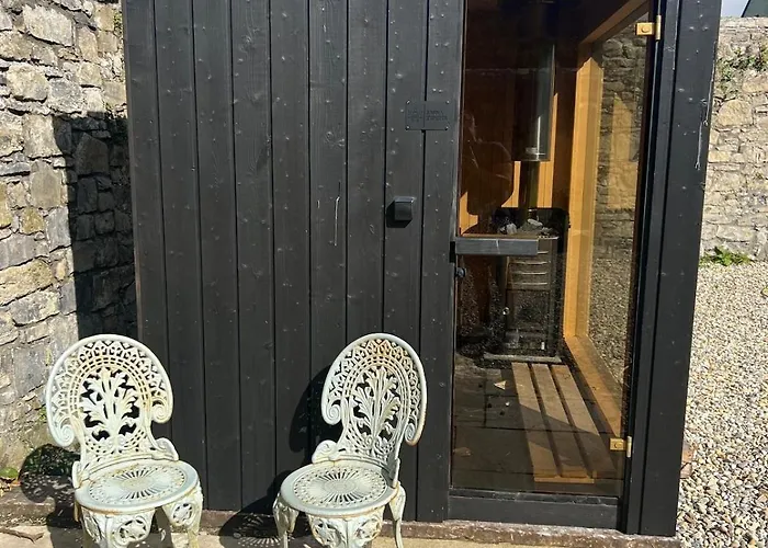 Stables With Wood-fired Sauna 아파트